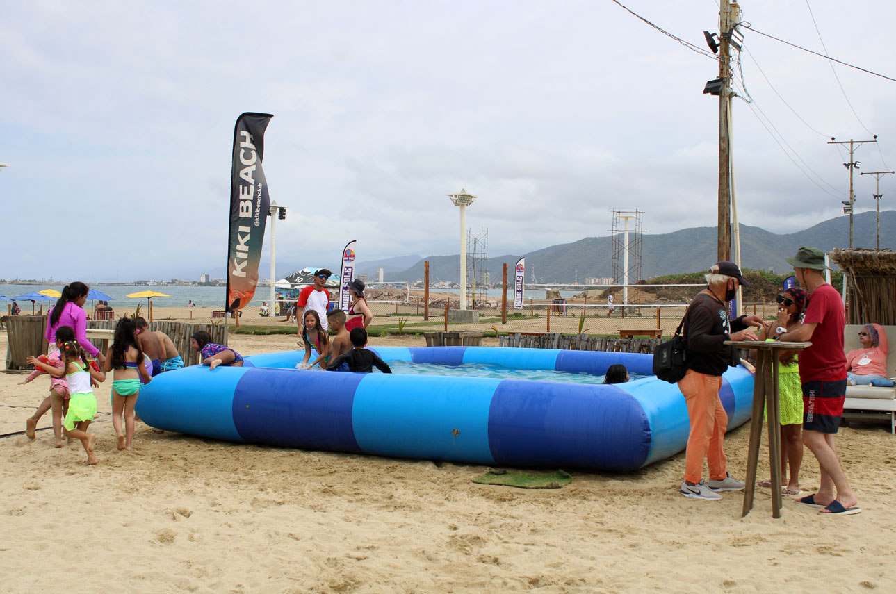 niños en piscina playa