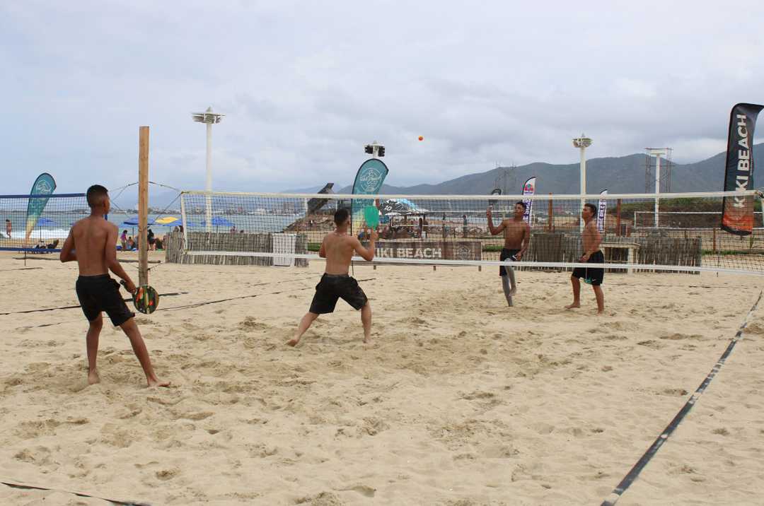 Jugando tenis de playa
