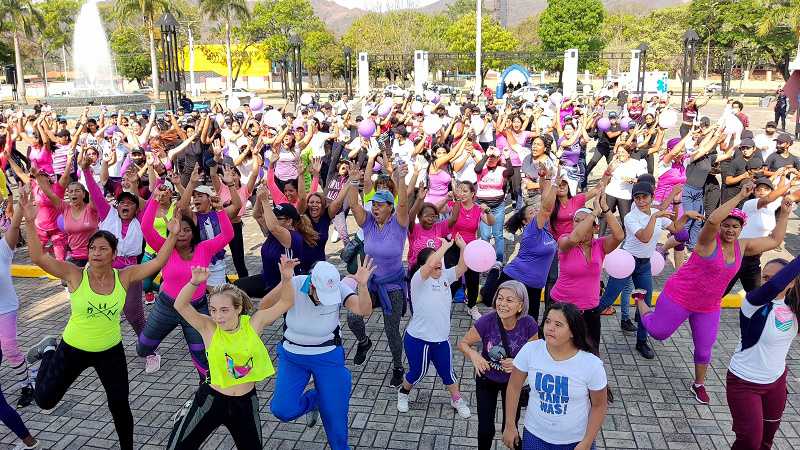 personas en bailoterapia