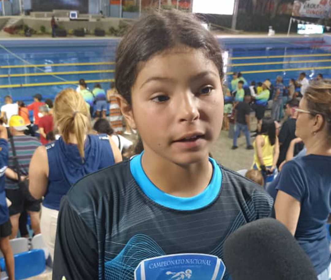 nadadora femenina infantil