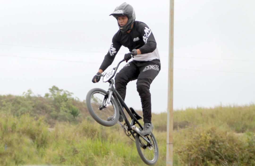 ciclista salto bmx